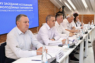 Саратовский актер хранит на прикроватной тумбе «Фантастическую Русь» и красные очки 